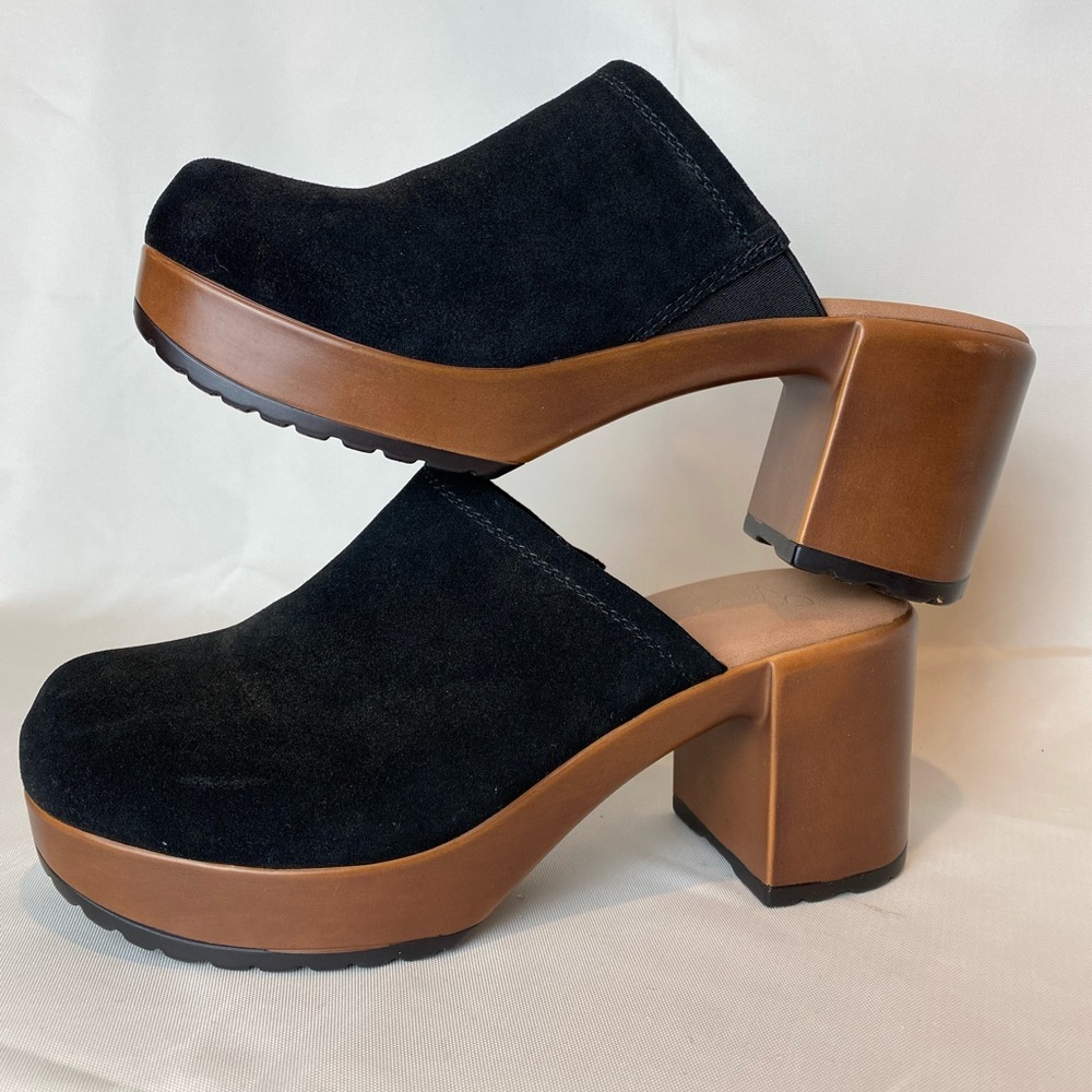 Crown vintage woman's size 6.5 black  suede clogs